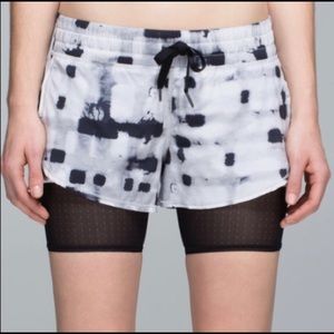 Lululemon Hot to Street Shorts in Ghost Weave Sz 8